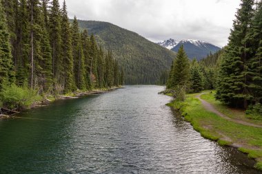 E.C. 'deki güzel Dağ Şimşek Gölü. Manning Park İngiliz Kolombiyası Kanada