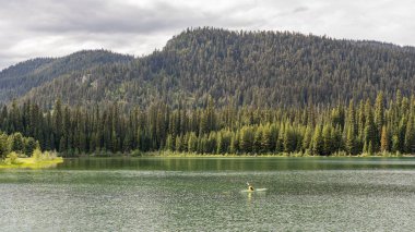 E.C. 'deki güzel Dağ Şimşek Gölü. Manning Park İngiliz Kolombiyası Kanada