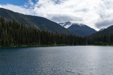 E.C. 'deki güzel Dağ Şimşek Gölü. Manning Park İngiliz Kolombiyası Kanada