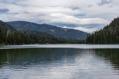 E.C. 'deki güzel Dağ Şimşek Gölü. Manning Park İngiliz Kolombiyası Kanada