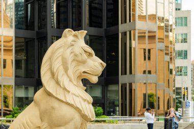 TORONTO, CANADA - 09 Haziran 2024: Fairmont Royal York şehir merkezinde altın aslan heykeli