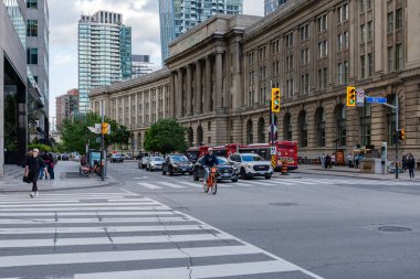 TORONTO, CanADA - Haziran 09, 2024: güneşli bir günde Union İstasyonu yakınlarındaki şehir merkezinde yoğun kavşak