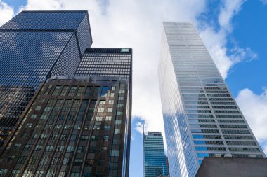 TORONTO, CANADA - Haziran 09, 2024: Modern gökdelen yüksekliğindeki mimari binalar şehir merkezinde gökyüzü