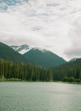 E.C. 'deki güzel Dağ Şimşek Gölü. Manning Park İngiliz Kolombiyası Kanada