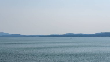 Bulutlu bir yaz gününde Gürcistan Boğazı Panoraması