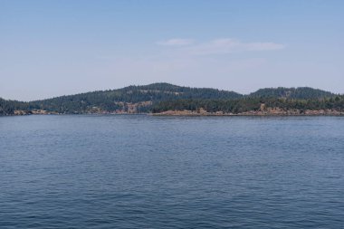 Bulutlu bir yaz gününde Gürcistan Boğazı Panoraması