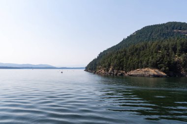Bulutlu bir yaz gününde Gürcistan Boğazı Panoraması