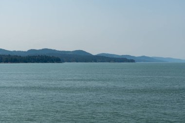 Bulutlu bir yaz gününde Gürcistan Boğazı Panoraması