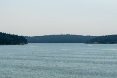 Bulutlu bir yaz gününde Gürcistan Boğazı Panoraması