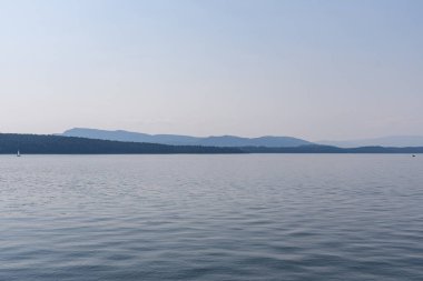 Bulutlu bir yaz gününde Gürcistan Boğazı Panoraması