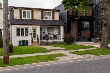 TORONTO, CANADA - 10 Haziran 2024: Ön bahçeli modern evler modern şehir komşuları