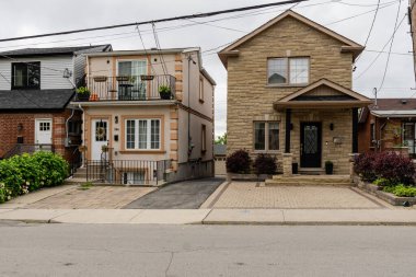 TORONTO, CANADA - 10 Haziran 2024: Ön bahçeli modern evler modern şehir komşuları
