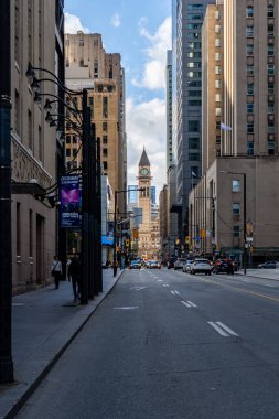 TORONTO, CANADA - Haziran 09, 2024: Yaz günü şehir merkezindeki yüksek binalar arasında modern şehir caddesi