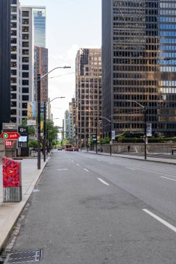 TORONTO, CANADA - Haziran 09, 2024: Yaz günü şehir merkezindeki yüksek binalar arasında modern şehir caddesi