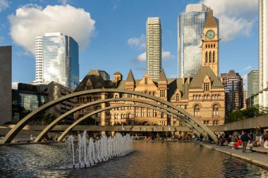 TORONTO, CANADA - 2009 Haziran 2024: Toronto Eski Belediye Binası ve Nathan Phillips Meydanı Çeşmesi manzarası