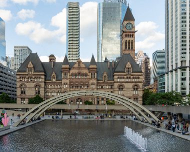 TORONTO, CANADA - 2009 Haziran 2024: Toronto Eski Belediye Binası ve Nathan Phillips Meydanı Çeşmesi manzarası
