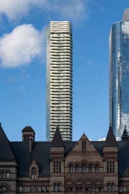 TORONTO, CANADA - Haziran 09, 2024: Modern gökdelen yüksekliğindeki mimari binalar şehir merkezinde gökyüzü
