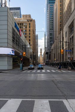 TORONTO, CANADA - Haziran 09, 2024: Yaz günü şehir merkezindeki yüksek binalar arasında modern şehir caddesi