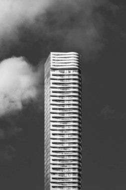 TORONTO, CANADA - Haziran 09, 2024: Siyah ve beyaz modern gökdelen yüksek mimari binalar şehir merkezinde gökyüzü