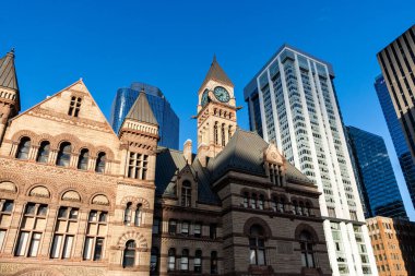 TORONTO, CANADA - 09 Haziran 2024: Nathan Phillips Meydanı 'ndaki Eski Toronto Belediye Binası