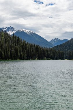 E.C. 'deki güzel Dağ Şimşek Gölü. Manning Park İngiliz Kolombiyası Kanada
