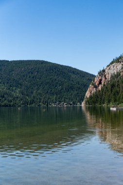 Paul Gölü, Kanada - 07 Temmuz 2024: İnsanlarla dolu Paul Gölü manzarası ve arka plandaki güzel sıradağlar