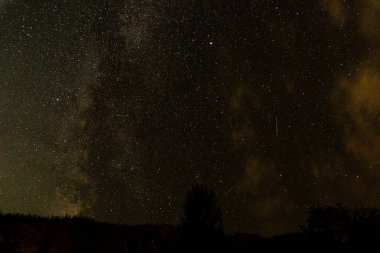 Samanyolu galaksisi gece boyunca kayan yıldızlarla görünür.