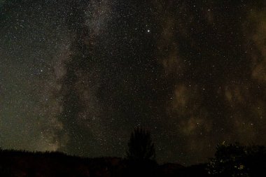 Samanyolu galaksisi gece boyunca kayan yıldızlarla görünür.