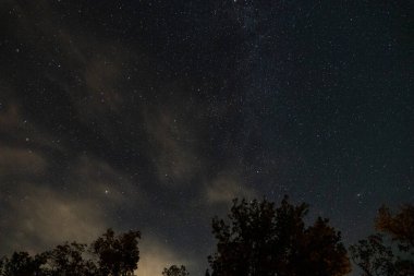 Samanyolu galaksisi gece boyunca kayan yıldızlarla görünür.