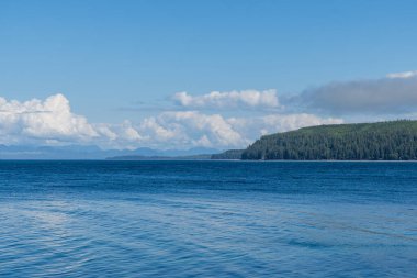 Malcolm Adası kıyılarından panorama manzarası. Okyanusun güzel suyu. Mavi gökyüzünde bulutlar.