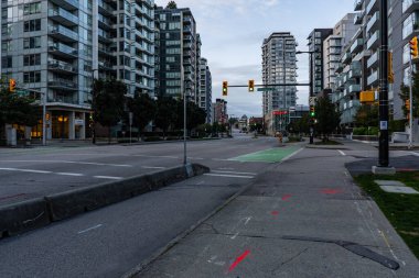 VANCOUVER, BC, CANADA - 22 Eylül 2024: Sabah şehir manzaralı Quebec caddesi binaları ve yol manzaralı