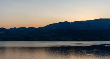 Sakin bir Okanagan Gölü üzerinde güzel bir gündoğumu sahnesi British Columbia Canada