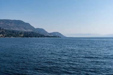 Okanagan Gölü 'nün arka planında dağlar olan İngiliz Kolombiyası