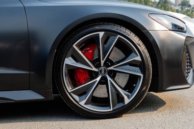 VANCOUVER, BC, CANADA - EYLÜL 07, 2024: Spor süper araba tekerleği detayı