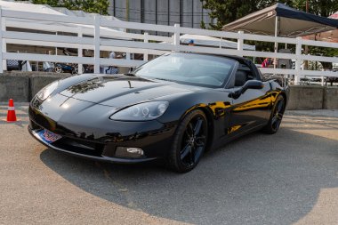 VANCOUVER, BC, CANADA - Eylül 07, 2024: Lüks elektrikli modern spor araba şehir hipodromunda park edilmiş. Süper spor araba konsepti