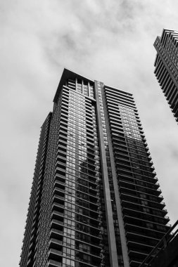 TORONTO, CANADA - 10 Haziran 2024: siyah-beyaz modern gökdelen yüksek mimari binalar şehir merkezinde gökyüzü