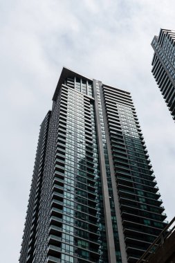 TORONTO, CANADA - 10 Haziran 2024: modern gökdelen yüksekliğindeki mimari binalar şehir merkezinde gökyüzü