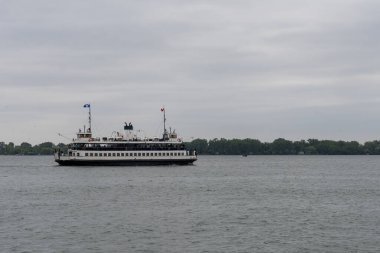 TORONTO, CANADA - 10 Haziran 2024: Toronto Limanı 'ndan kalkan Ontario yolcu feribotu bulutlu bir arka planda rotasının ortasında