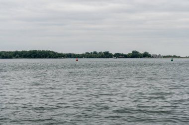 Toronto yakınlarındaki Ontario Gölü kıyısı Ontario Gölü 'nün karşısındaki adalara kurulur.