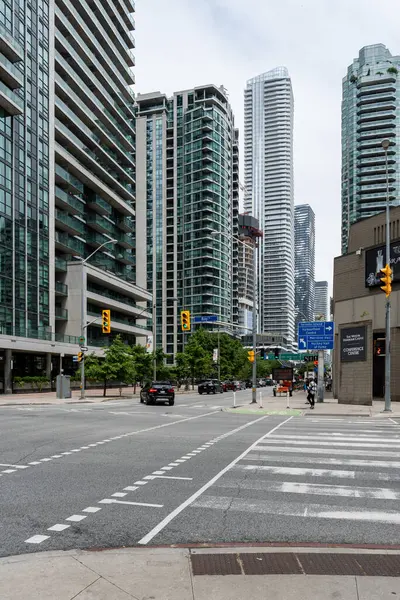 TORONTO, Kanada - 10 Haziran 2024: Arabalar ve insanlarla şehir manzarası
