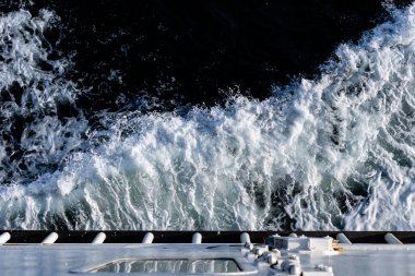 Gürcistan, Kanada - 29 Haziran 2024: Gürcistan Boğazı üzerindeki feribot bulutlarından manzara