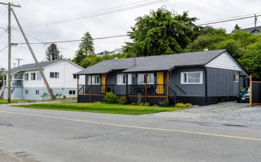 PORT MCNEILL, CANADA - 29 Haziran 2024: BC Feribot Terminali yakınlarındaki şehir bulutlu yaz günü