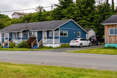 PORT MCNEILL, CANADA - 29 Haziran 2024: BC Feribot Terminali yakınlarındaki şehir bulutlu yaz günü