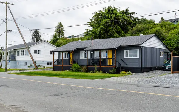 PORT MCNEILL, CANADA - 29 Haziran 2024: BC Feribot Terminali yakınlarındaki şehir bulutlu yaz günü