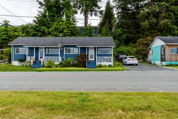 PORT MCNEILL, CANADA - 29 Haziran 2024: BC Feribot Terminali yakınlarındaki şehir bulutlu yaz günü