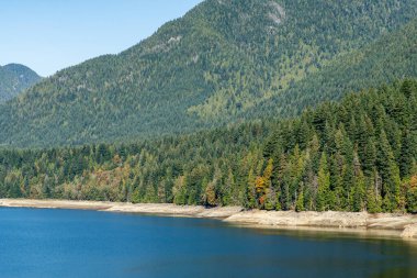 Capilano Gölü ve dağı Capilano Nehri Bölgesel Park Kuzey Vancouver İngiliz Kolombiya Kanada