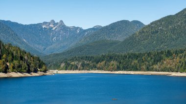 Capilano Gölü ve dağı Capilano Nehri Bölgesel Park Kuzey Vancouver İngiliz Kolombiya Kanada