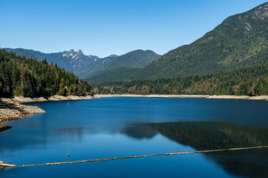 Capilano Gölü ve dağı Capilano Nehri Bölgesel Park Kuzey Vancouver İngiliz Kolombiya Kanada