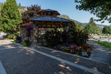 PEACHLAND, CANADA - Ağustos 05, 2024: Okanagan Gölü yakınlarındaki İngiliz Kolumbiyası tatil mimarisi