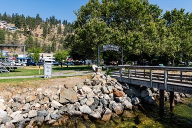 PEACHLAND, CANADA - Ağustos 05, 2024: Rıhtım yakınında tekneleri ve motorlu tekneleri olan restoran Açık yaz günü